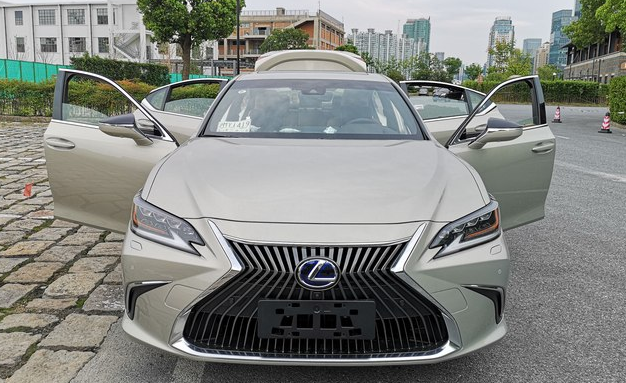 金色雷克萨斯图片 cbb100872c104c5e855d3405b8aaaad4.png