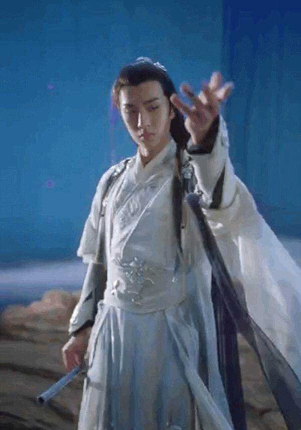 王一博另一组白衣梦幻古装造型,比蓝湛还要高贵出尘