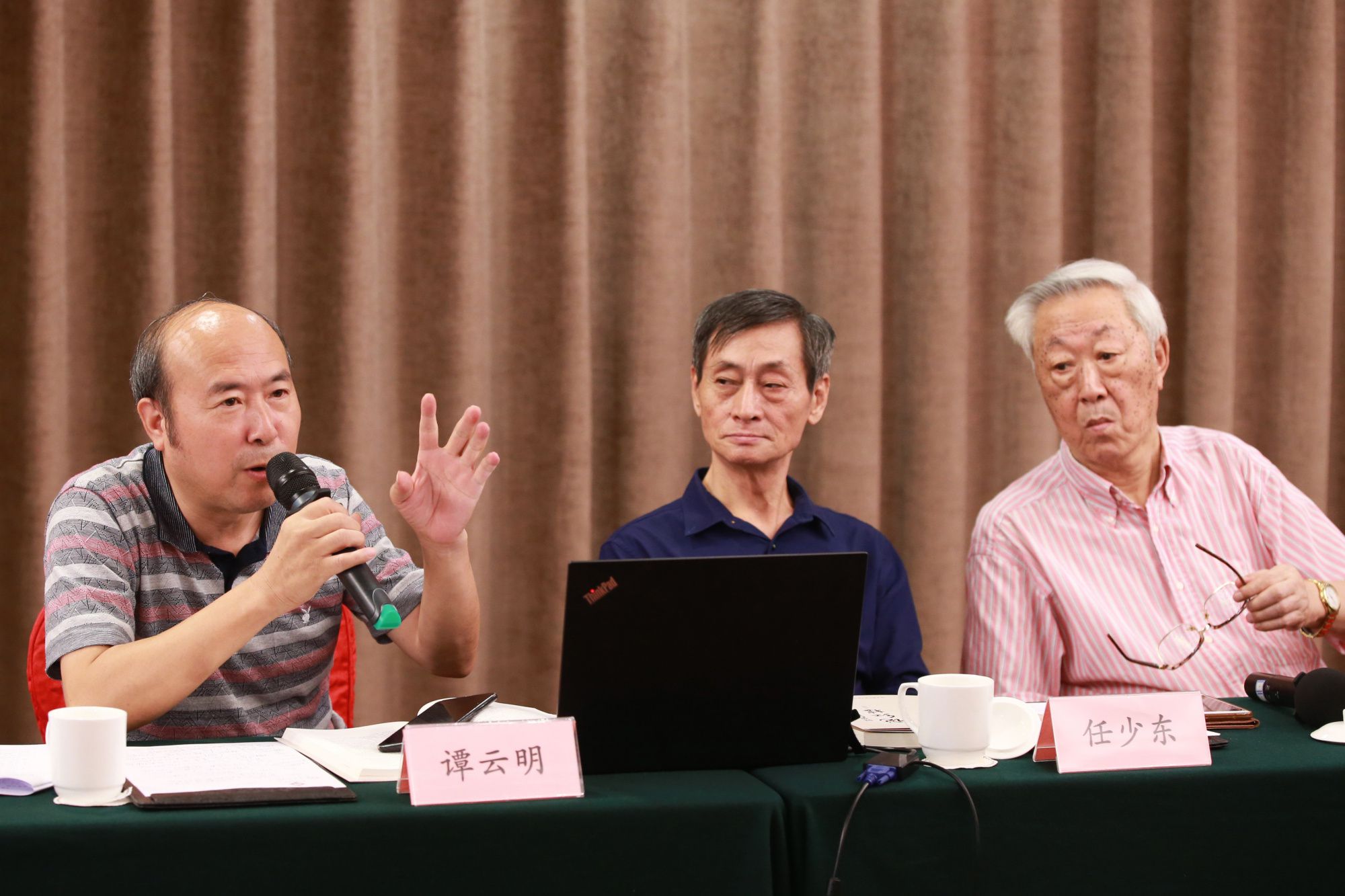 中央财经大学新闻系主任谭云明发言天津红楼梦学会副会长任少东发言