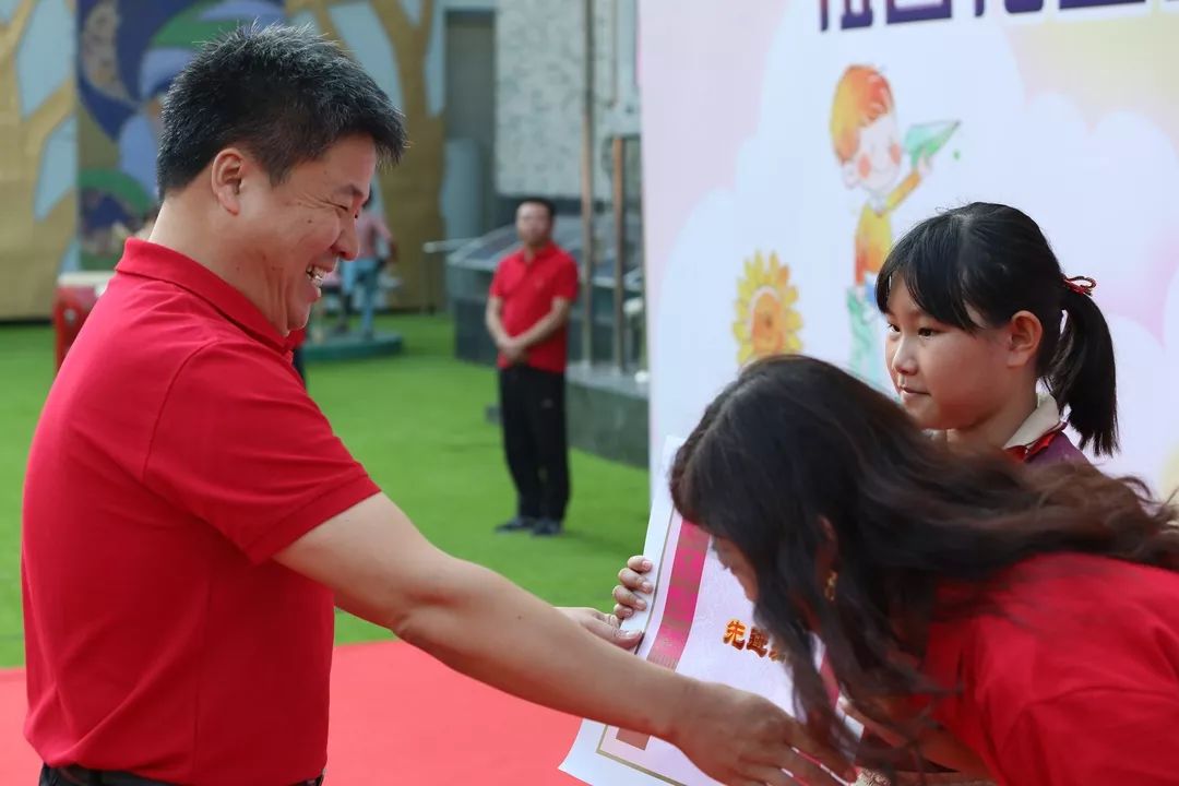 花园村二小书记校长梁永立发表开学典礼致辞,号召同学们从小立志,成就