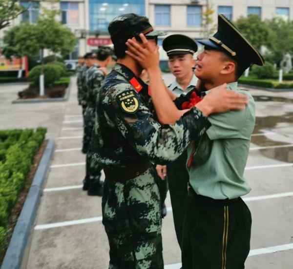 "送战友,踏征程……"临沂武警退伍老兵泪别警营