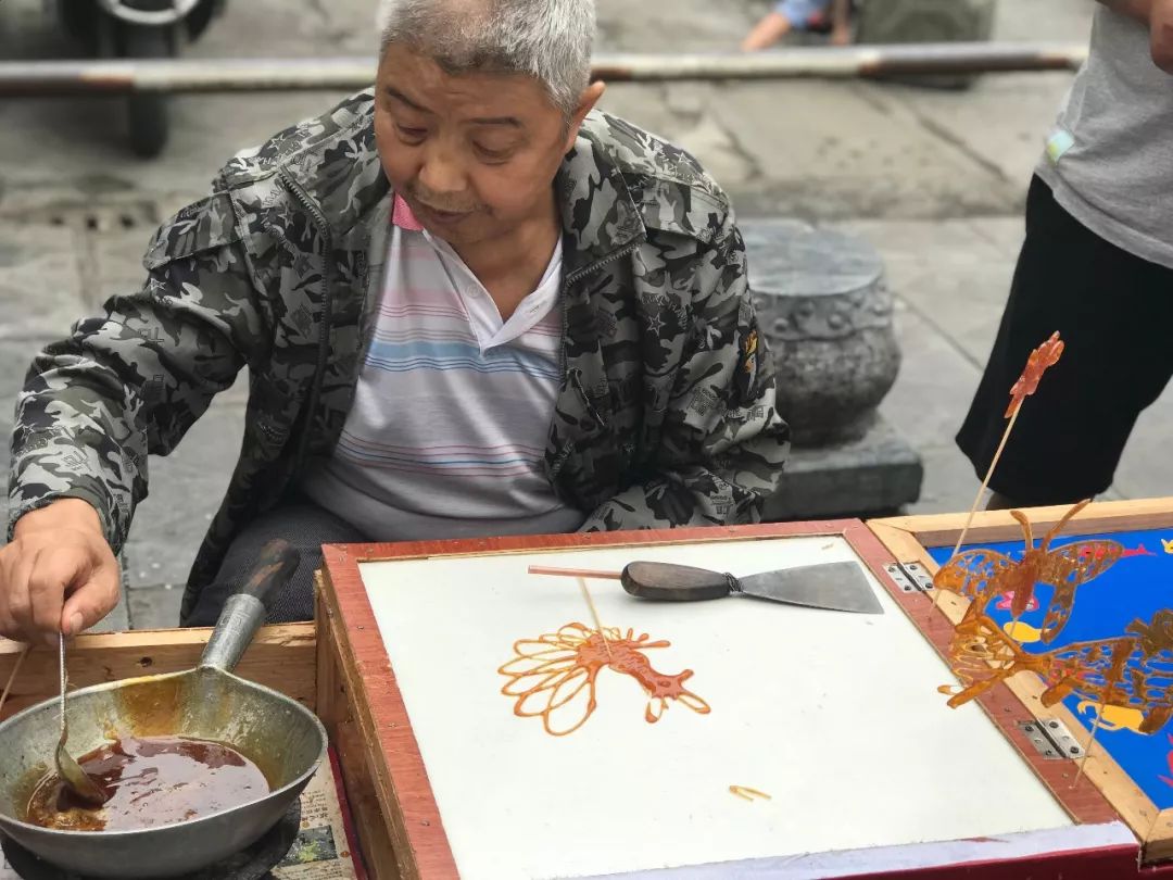 花垣老街上的糖画人让你回到儿时的味道