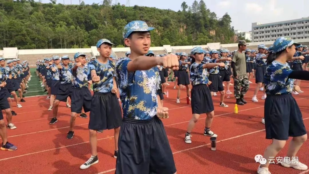 尽显飒爽英姿!云安中学新生军训会操表演完美落幕