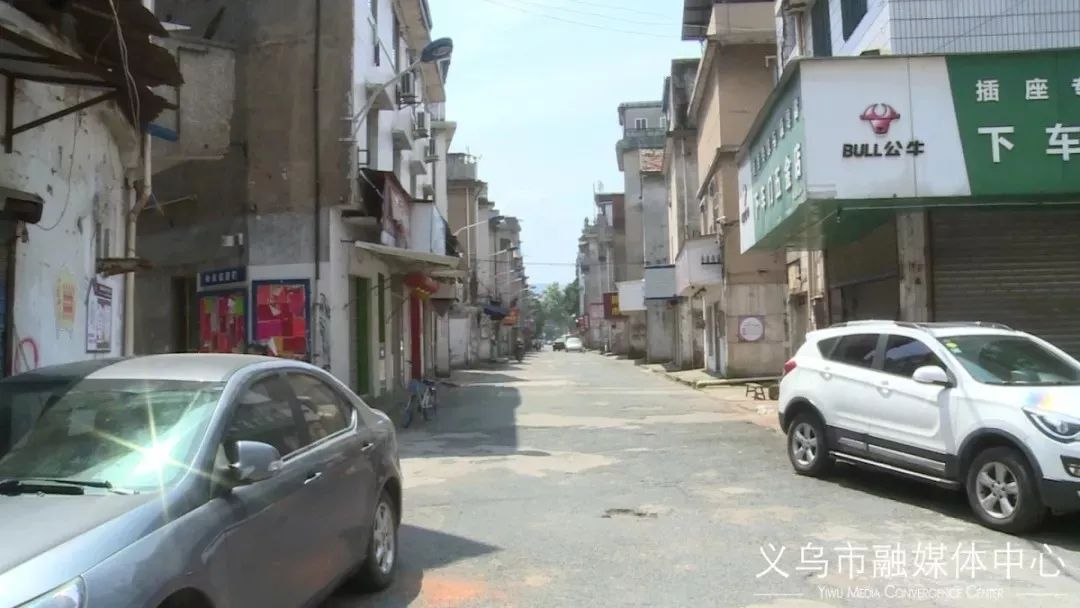 方便了义乌这所学校附近新增一停车场可容纳500辆车