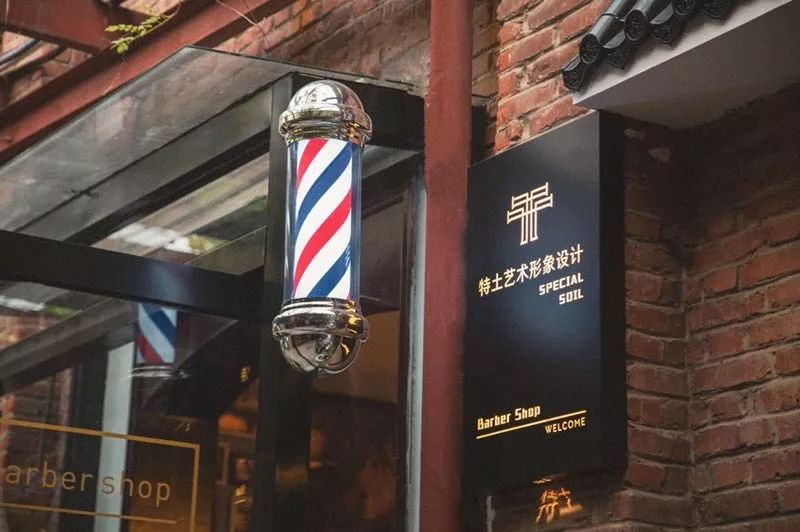 英式barbershop:油头风格上趋向于绅士含蓄的商务时尚,在店面风格的