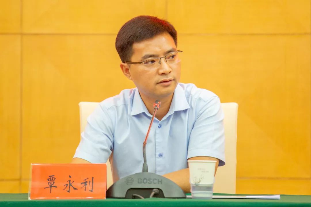 达川区"爱心圆梦·希望永恒"资助贫困大学新生助学金发放仪式_覃永利