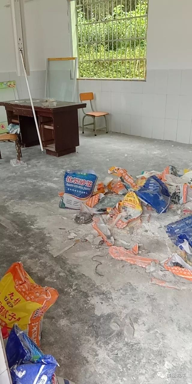 昭平这个小学教室没有课桌,建筑垃圾成堆,孩子上学存严重安全隐患