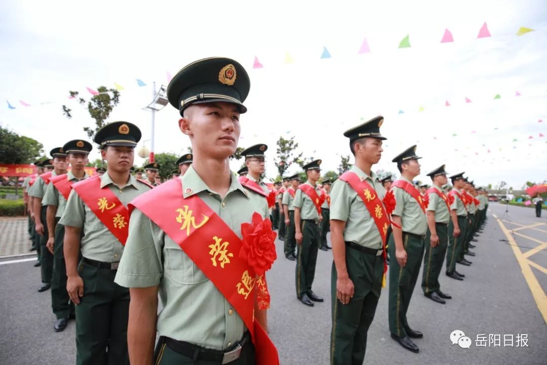 敬礼岳阳武警退役士兵向军旗告别