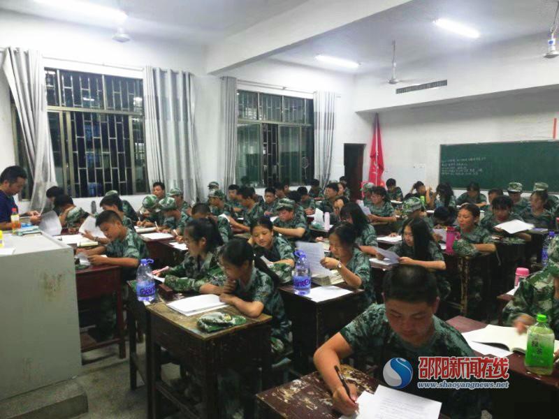 隆回县九中举行高一新生入学行为规范考试