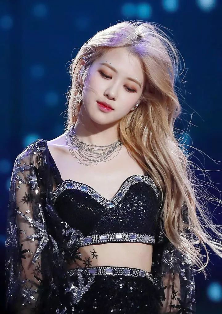 小姐姐不仅人美歌甜跳舞好,连私服穿搭也是一级棒!