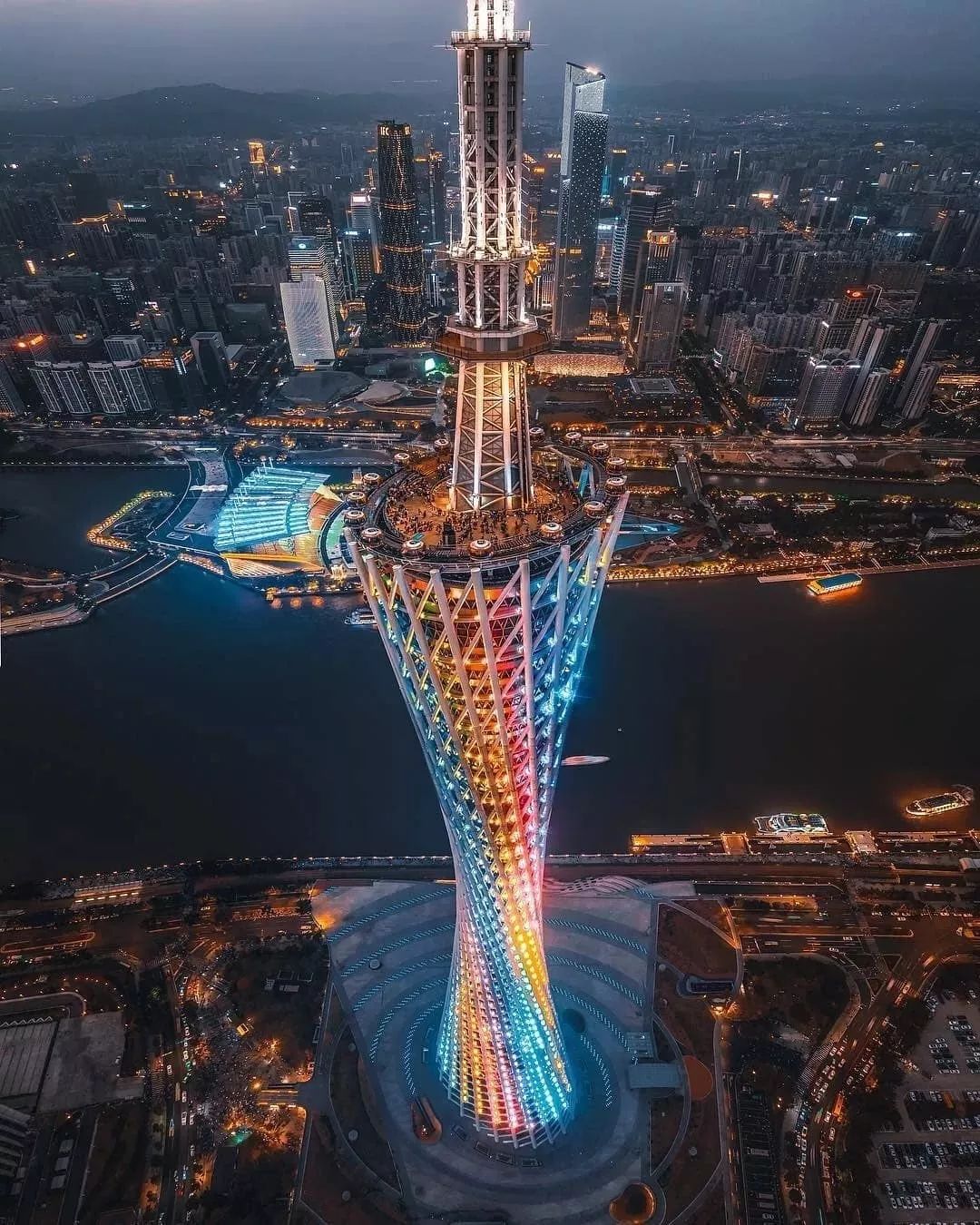 广州塔主塔体高450米,天线桅杆高150米,建筑总高度600米,是中国第一