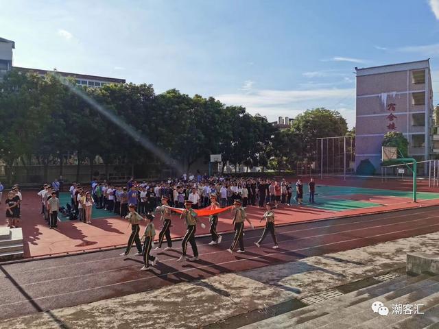 满怀希望迎接新学期 学生未到,家长先行,昨天丰顺实验小学举行家长会
