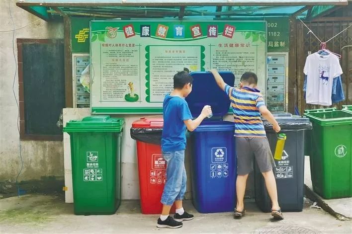 8月31日,在西安市碑林区德福巷小区,两名小学生将垃圾投放到分类垃圾