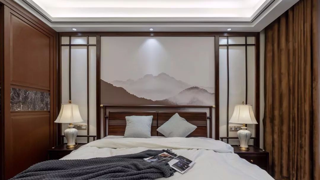 对称造型的床背景,搭配定制款远山墙布,中式风韵味十足,并起延伸