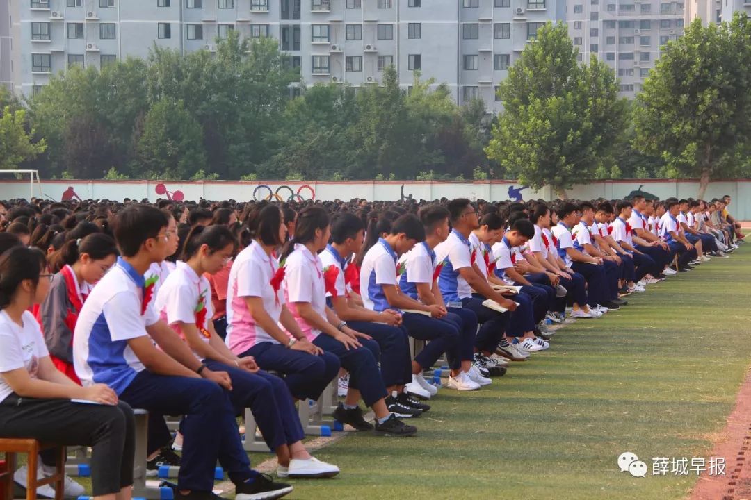 9月2日, 枣庄八中南校全体师生 欢聚该校操场, 薛城区舜耕中学 薛城