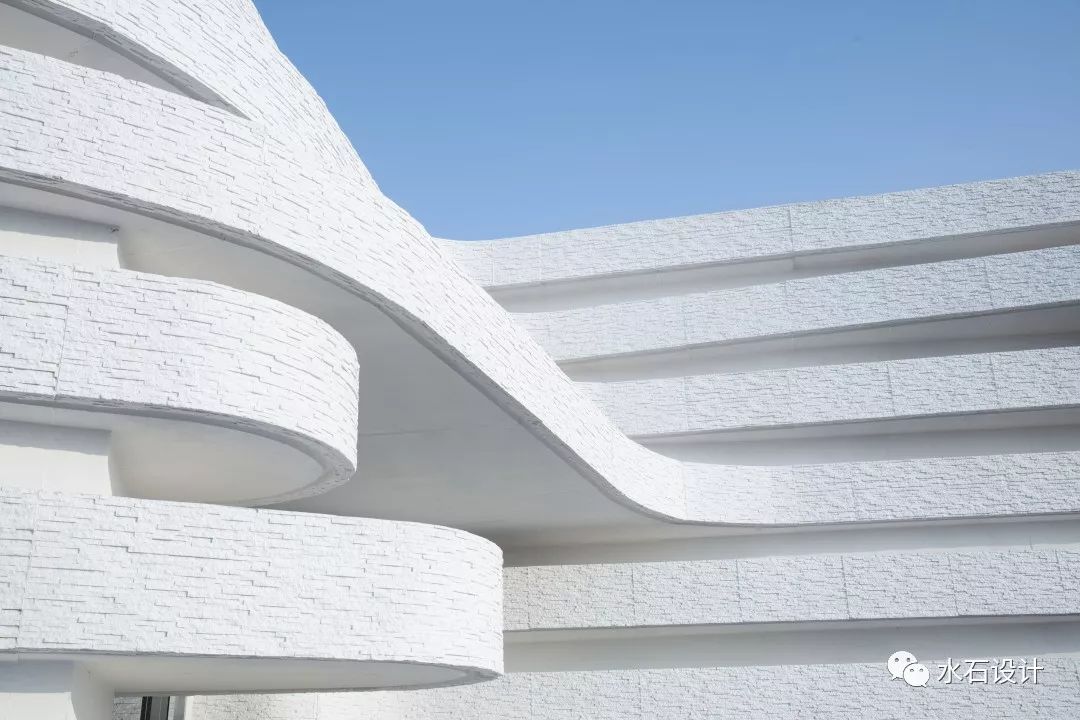 建筑师以梯田与瀑布为灵感设计了这栋山水建筑美