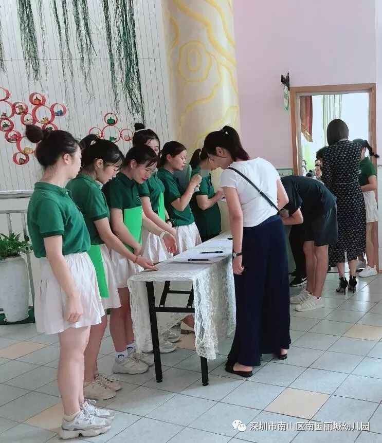 您好,幼儿园--2019年秋季新生家长会