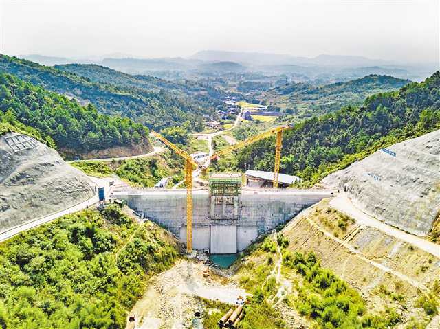 重庆日报消息,9月1日,梁平区屏锦镇龙河村,左柏水库副坝已成型.