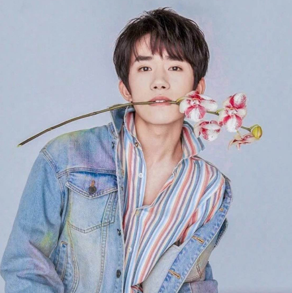 易烊千玺爸爸简介 2c0616923f0f4f699e7ffd820bf69519.png