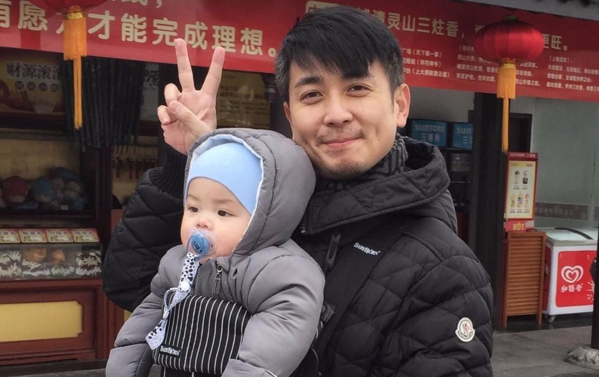 原创44岁保剑锋近照,隐藏了10年的老婆,原来是我们熟悉的她