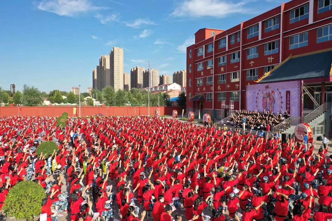 启航开学礼:疯狂英语创始人李阳老师莅临讲学,培养跨文化交流能力