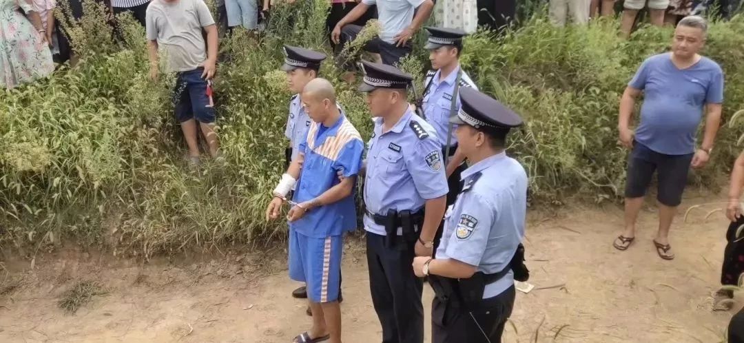 永城抓捕持刀抢劫犯罪嫌疑人,芒山指认现场百人围观!