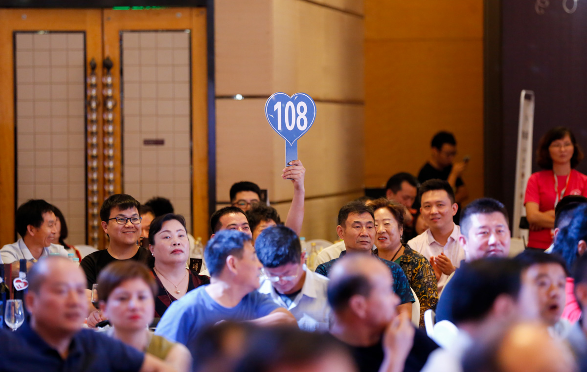 本次盛典通过现场慈善义卖共计筹得善款近百万元，此项拍卖所得将全部用