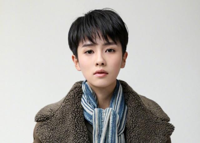很少会看见一位女演员直接剪短发,然后去跟男生在泥地里摸滚爬打.