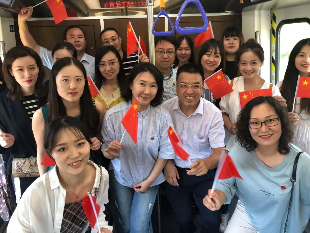 通过短短的三行诗句 这群充满朝气的年轻人 立刻投入了创作之中 他们