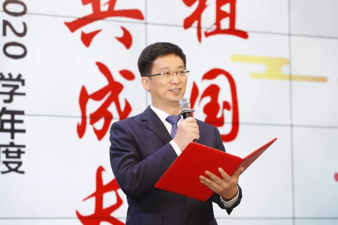 北京中学校长夏青峰用热情洋溢又语重心长的话语为全体师生上了开学