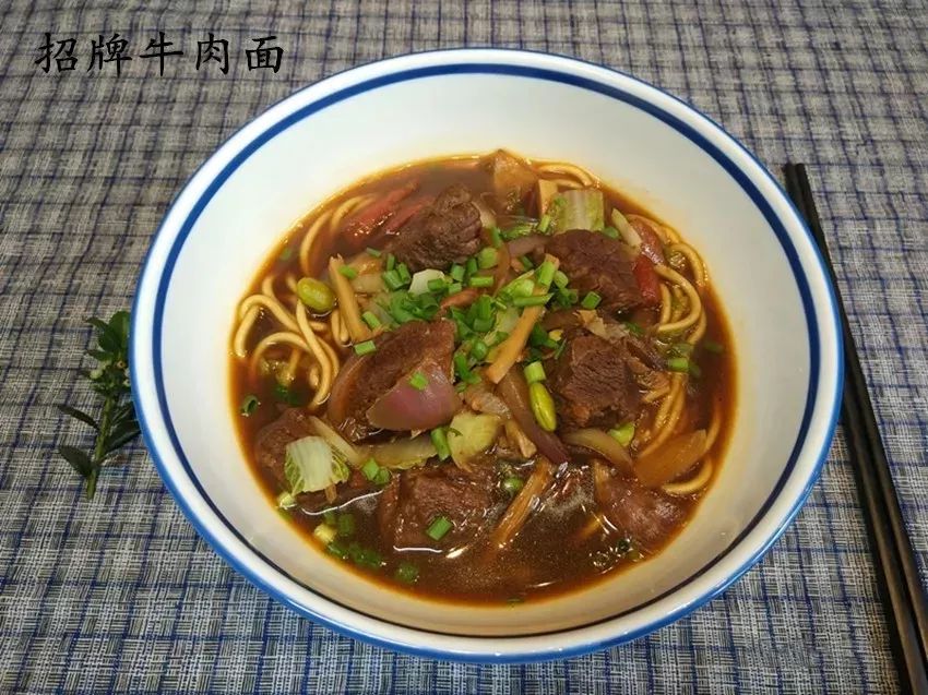 招牌牛肉面 招牌牛肉面,料足味鲜,吃过难忘,杭州人都会坐着地铁来觅食