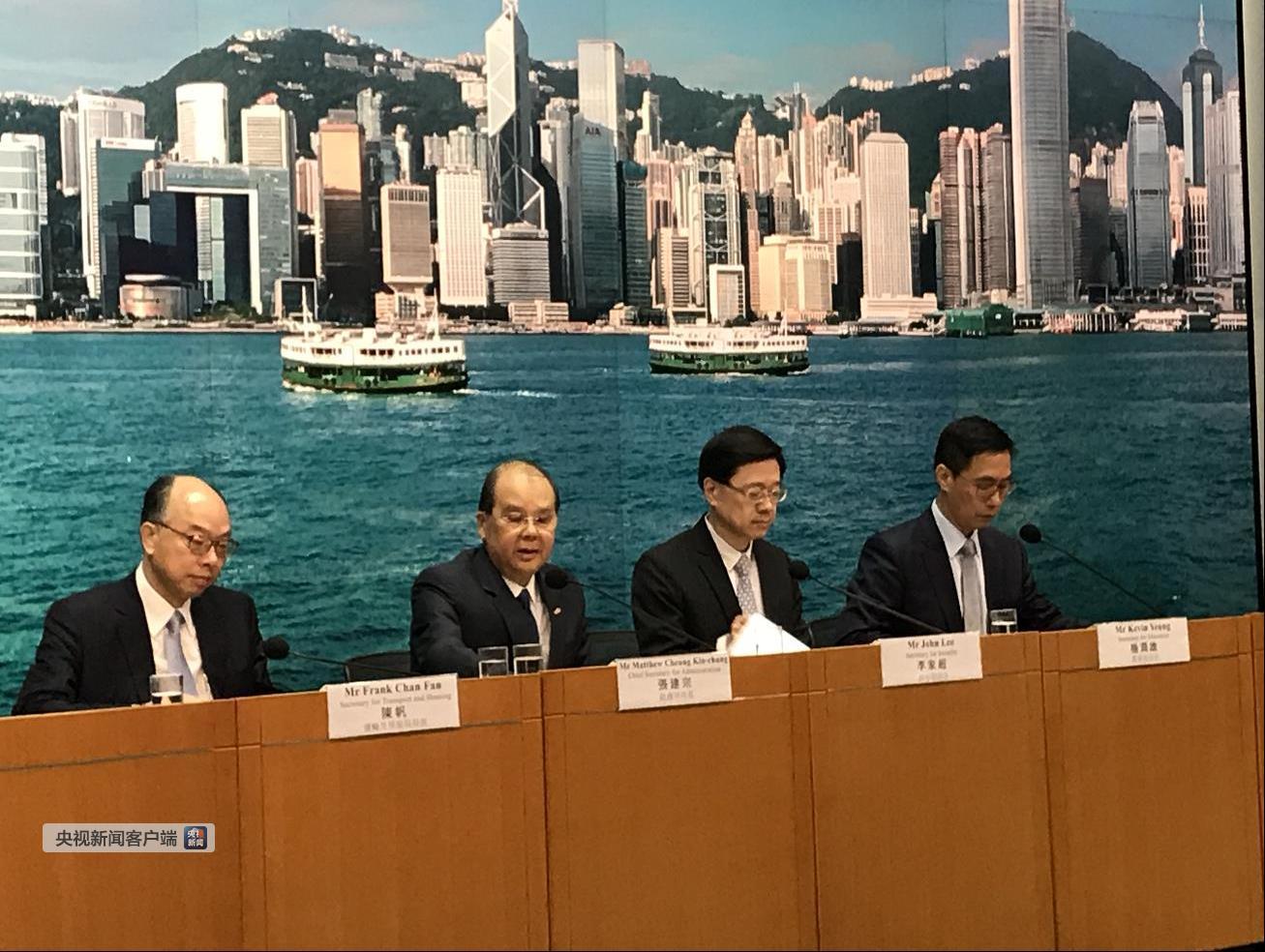 香港保安局局长：过去两天在港铁和机场发生的违法暴力行为带有“恐怖”性质