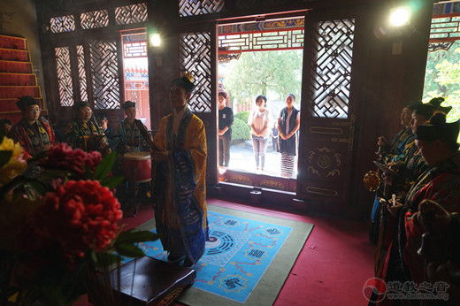 在接下来的祈福法会上,真武庙住持曹诚阳道长拈香祝祷,高功法师踏罡步