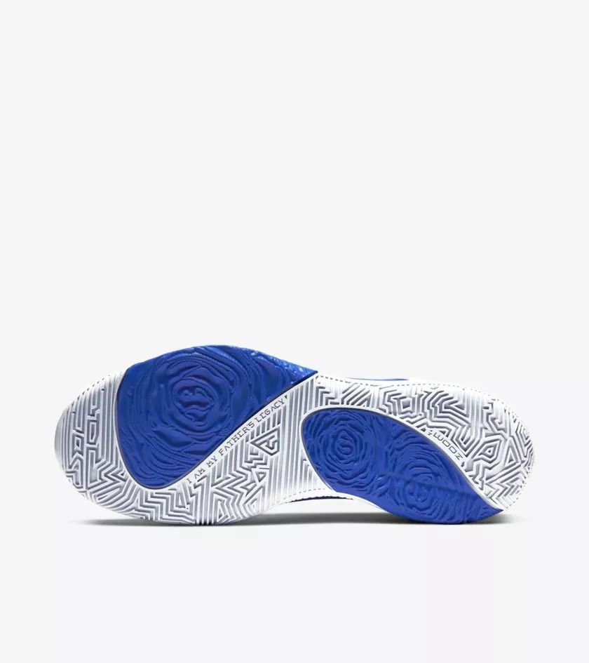 字母哥滑翔暴扣引爆全场!上脚配色即将来袭