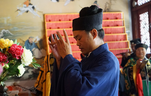 在接下来的祈福法会上,真武庙住持曹诚阳道长拈香祝祷,高功法师踏罡步