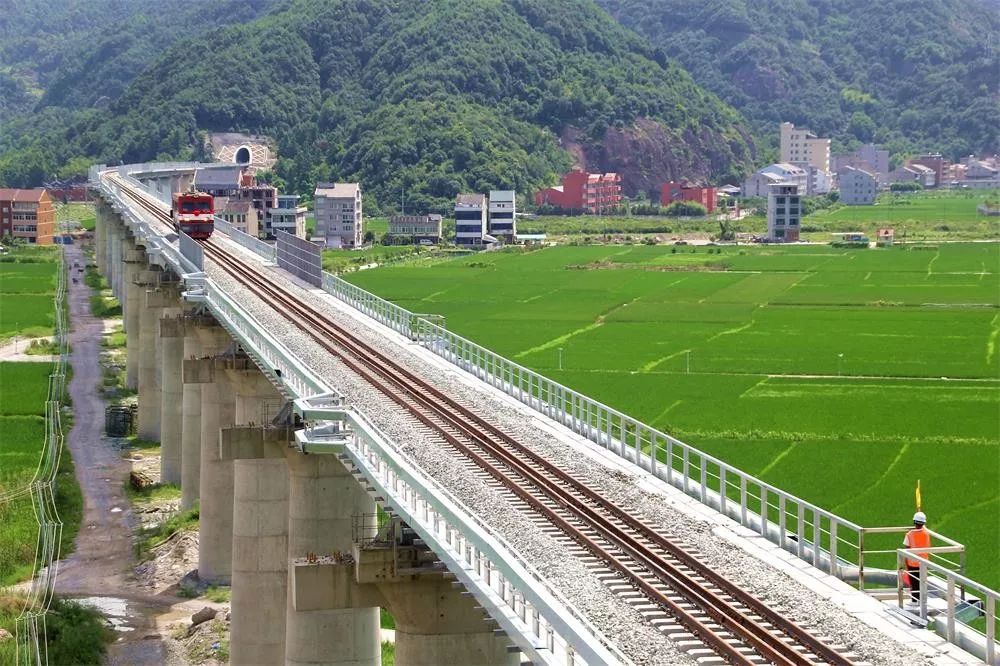 8月28日,五公司参建的乐清湾铁港区铁路成功试运行,具备开通运营条件