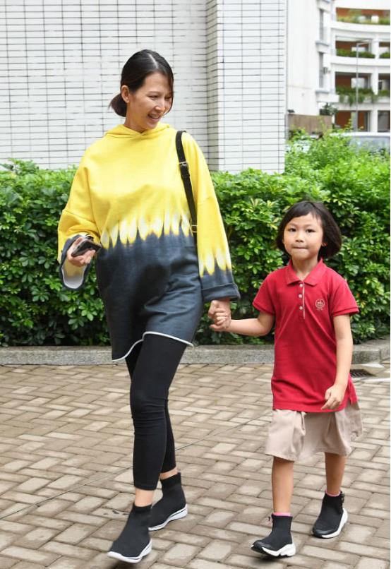 原创蔡少芬怀孕3月,仍顶大肚接女儿放学,素颜脸下身材依旧纤瘦