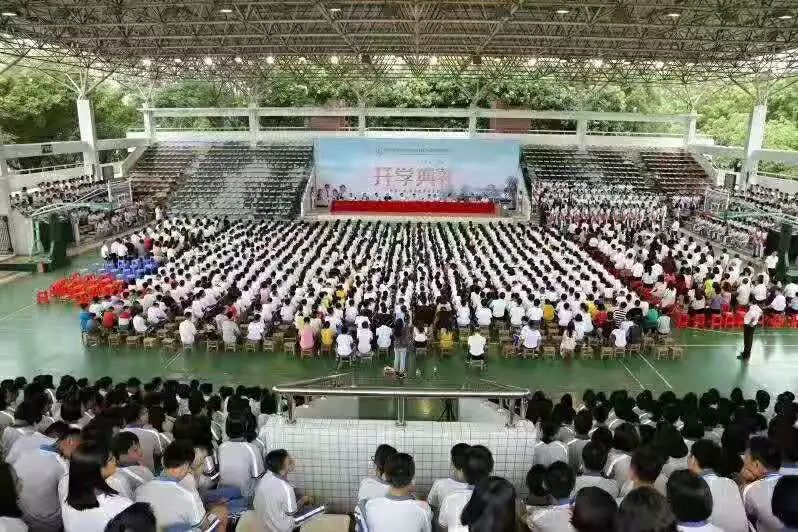 东莞中学松山湖学校集团石排中学迎来开学第一天