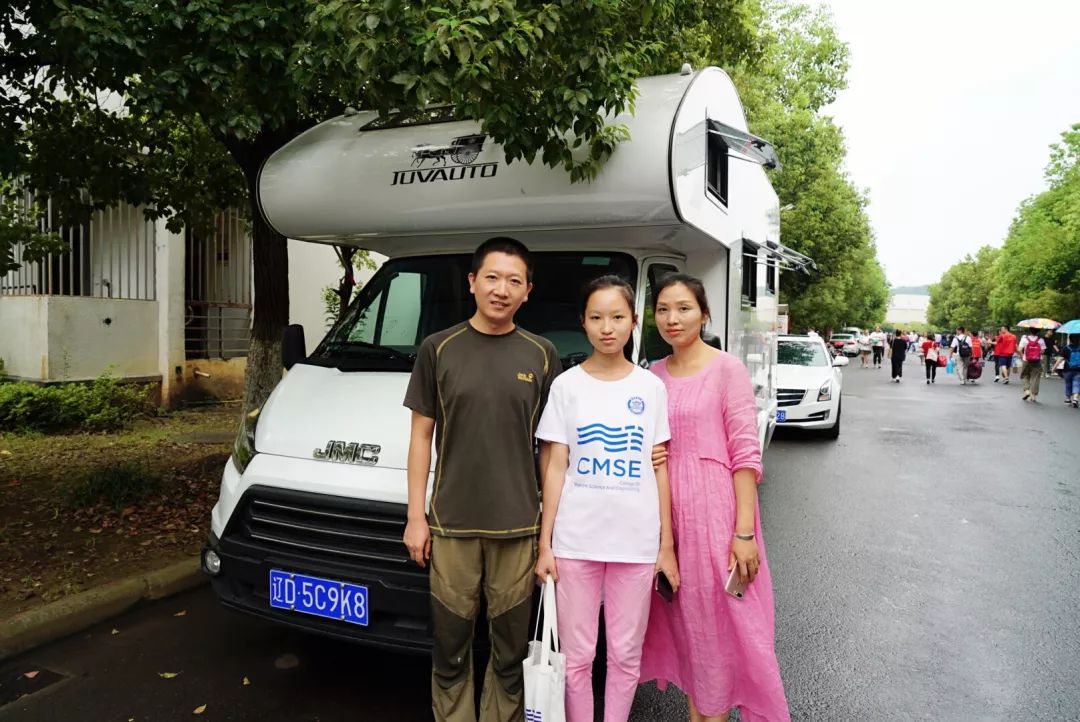 最硬核报到！从辽宁一路到南京，这位老爸开着房车送双胞胎女儿上大学