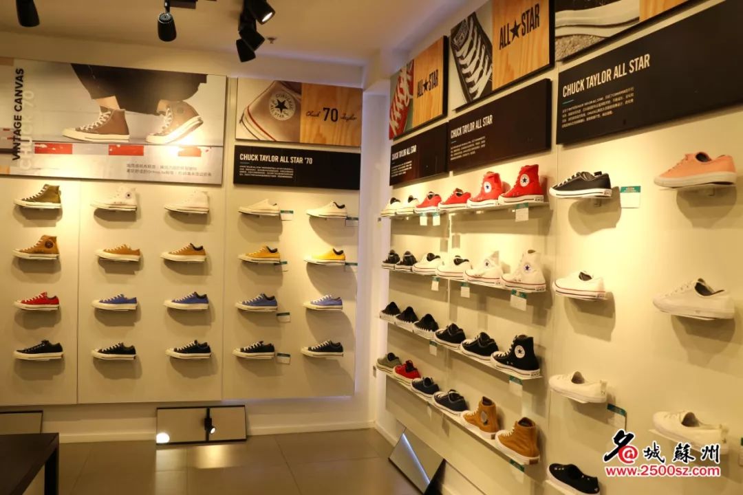 今年匡威还将推出全新鞋型 将新款篮球鞋融入进匡威 全力打造新的品牌
