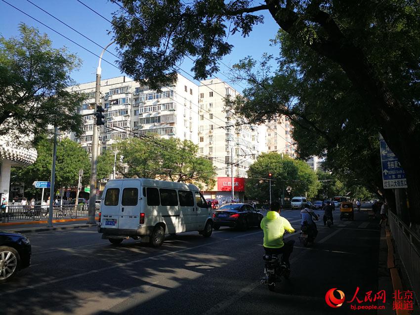 今天早高峰期间,东四南大街交通秩序良好.人民网尹星云 摄