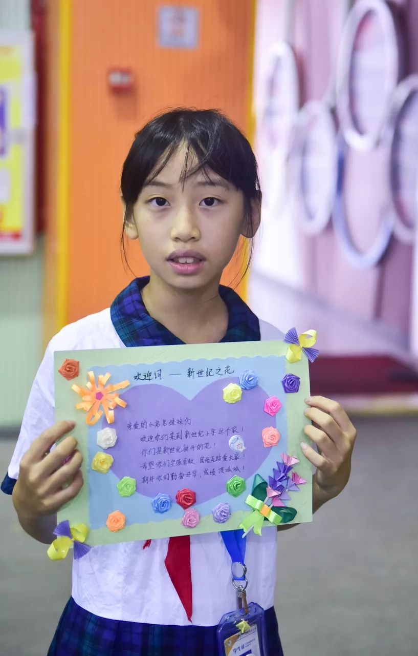 四年级的学生林泳彤同学展示要送给一年级学生的心意卡.