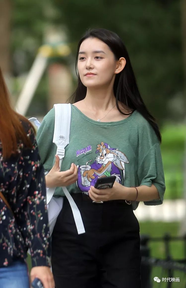 00后"小花"蒋依依现身中央戏剧学院昌平校区,参加大一新生开学报到.