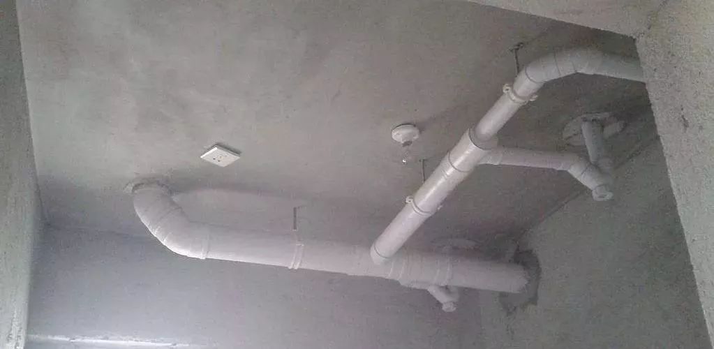 我们收房之后,卫生间的顶面都是有下水管的(异层排水,而且水电改的