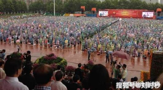 高校学生淋雨等领导一个小时，领导：连这点都做不到，军训是失败的