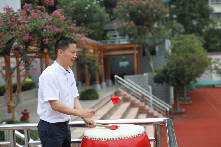 让五星红旗因我们而骄傲吕驾宇校长在2019学年小学部开学典礼上的讲话