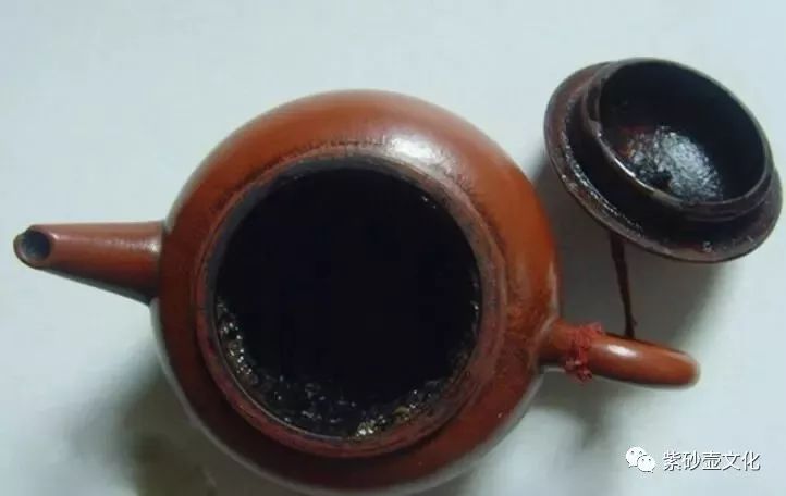 紫砂壶吐黑与茶垢有什么区别?