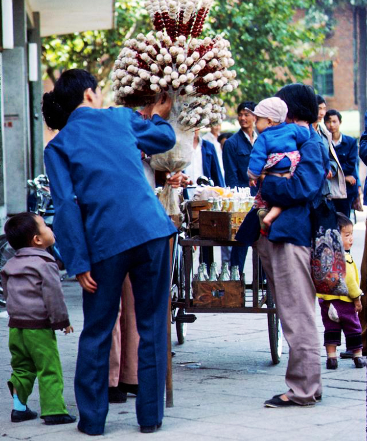 【历史图片】:80年代,昆明街头的小商贩.