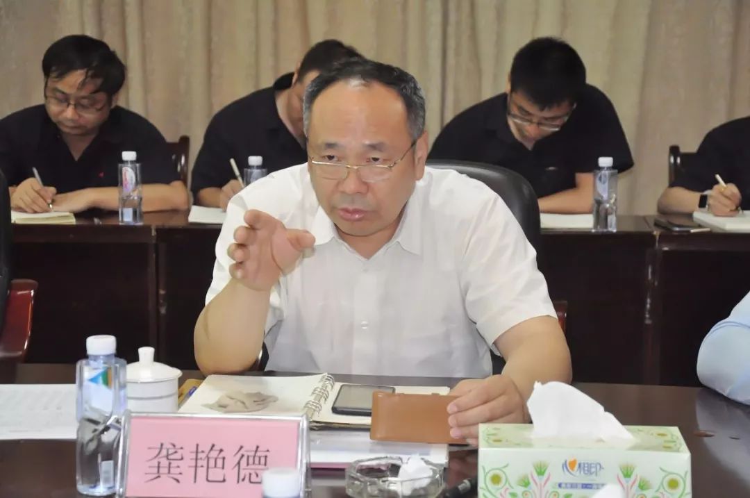 调研期间,龚艳德先后深入公司红敏,孝坪,长沙的在建工程项目,生产分厂