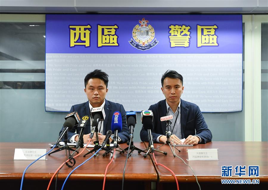 香港警方8月31日在港岛西区拘捕8人涉嫌藏有攻击性武器